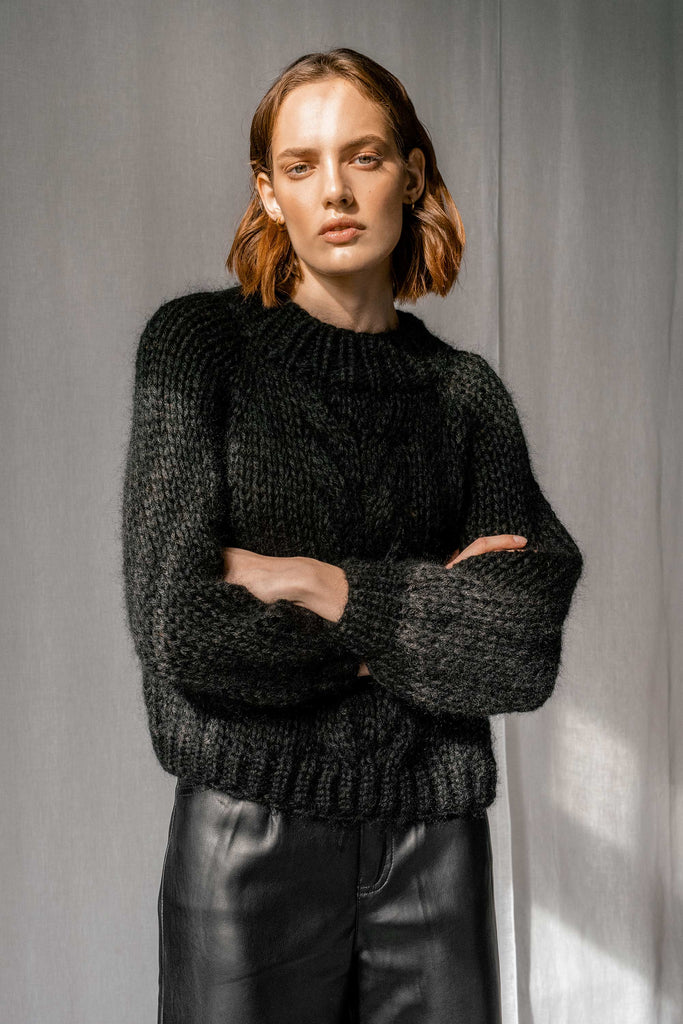 The chunky braid sweater in black color on model