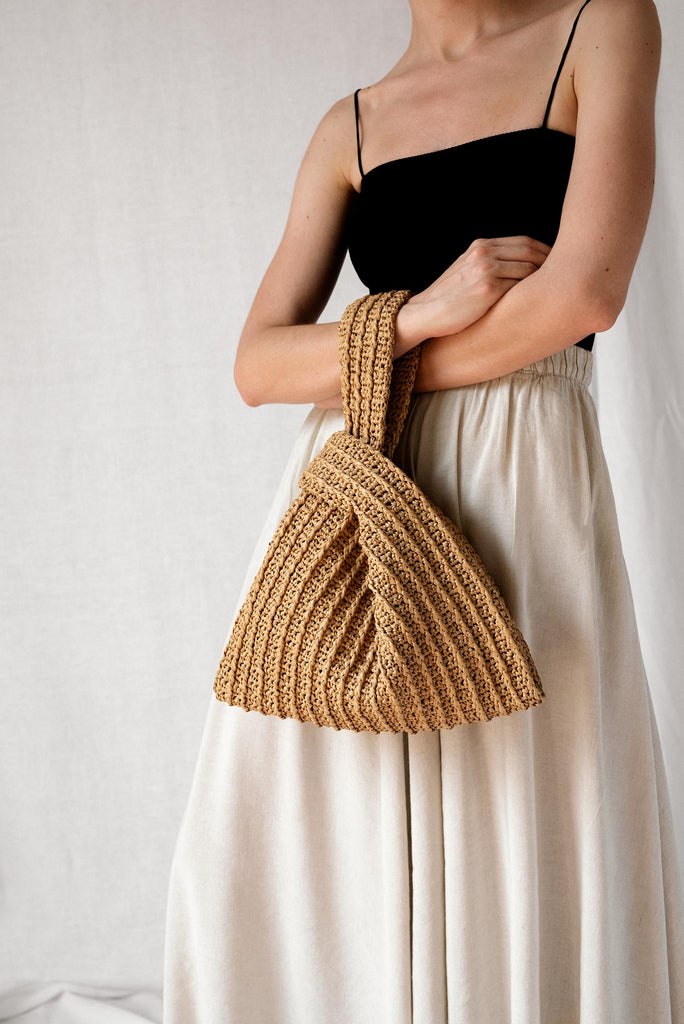 Beige raffia knot bag