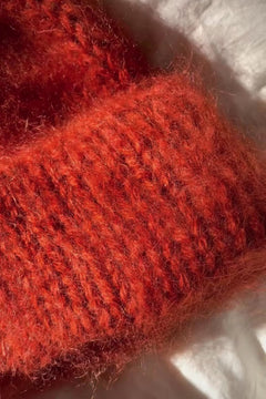 Video of the brushed mohair beanie in rust
