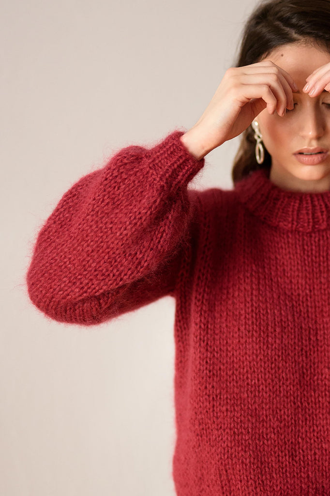 Balloon sleeves of the chunky mohair sweater in berry