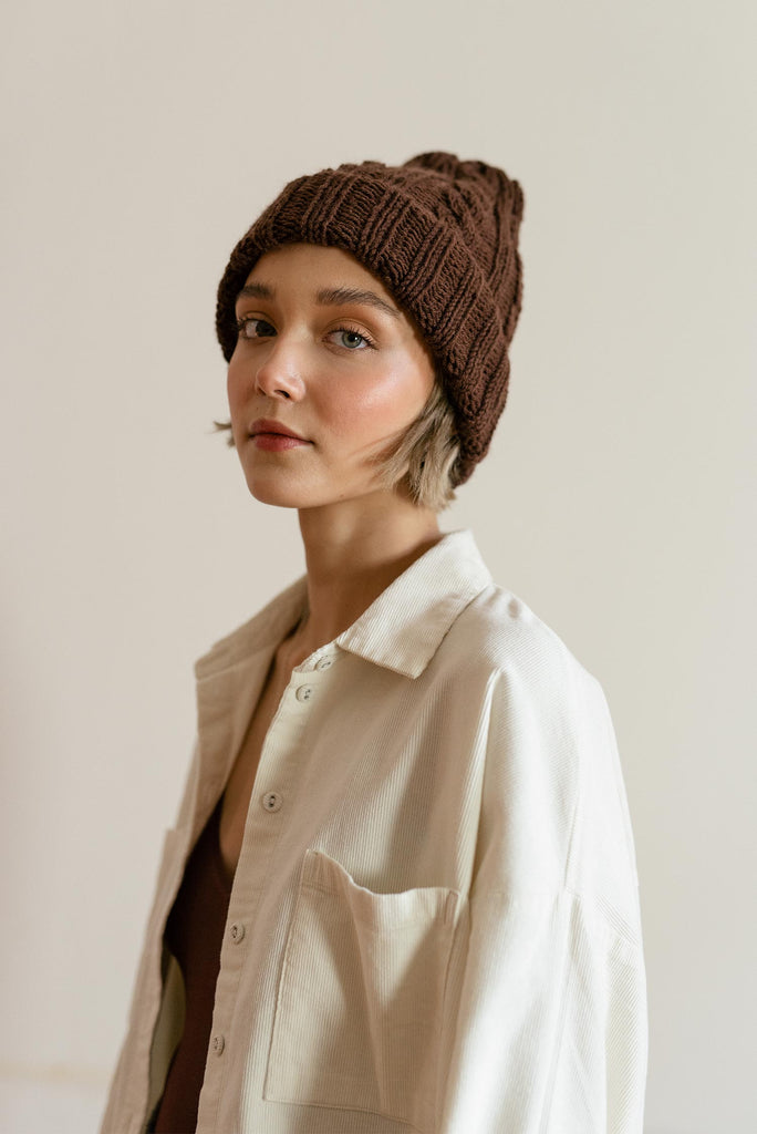 Cable knit hat in brown
