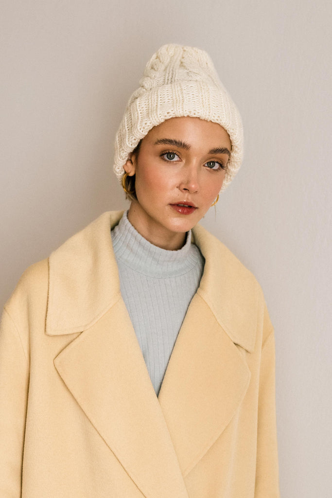 Cable knit hat in light cream