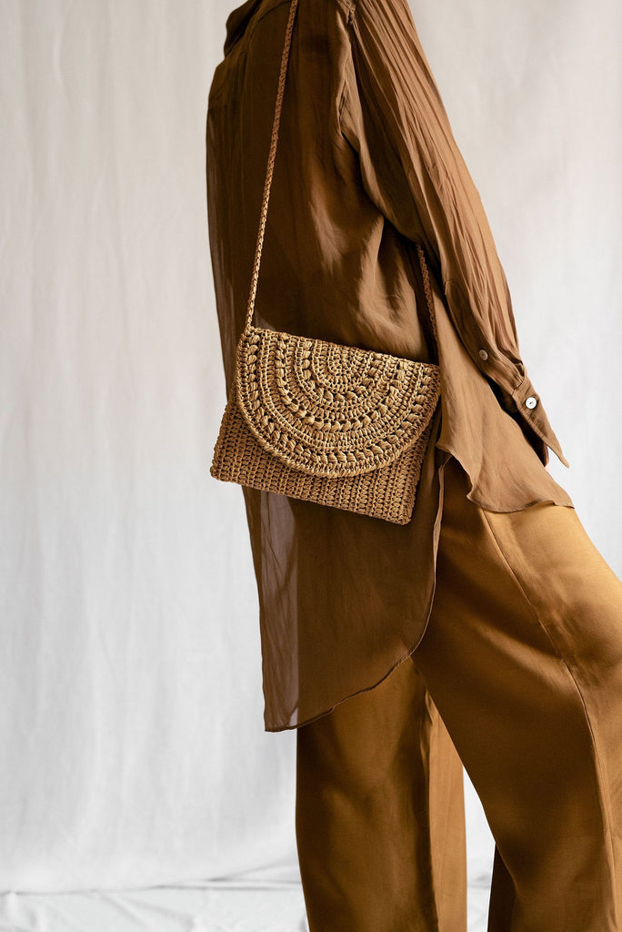 Crochet crossbody raffia bag in tan