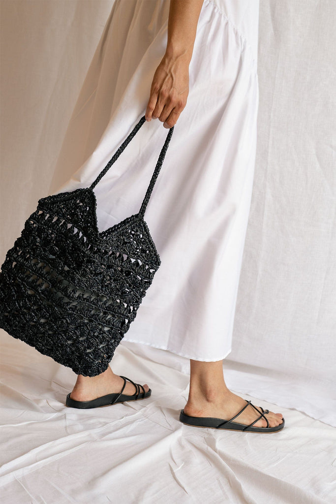 Crochet raffia anemone tote in black
