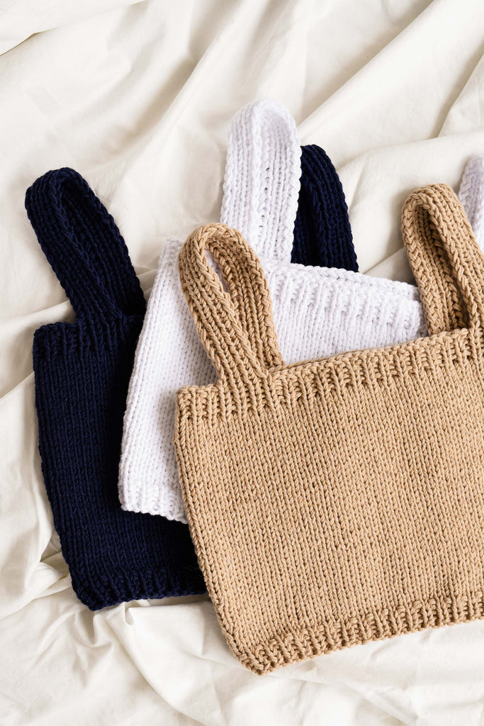 Detail of the square neck crop top in beige cotton