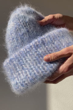 Video of the brushed mohair beanie in sky mix