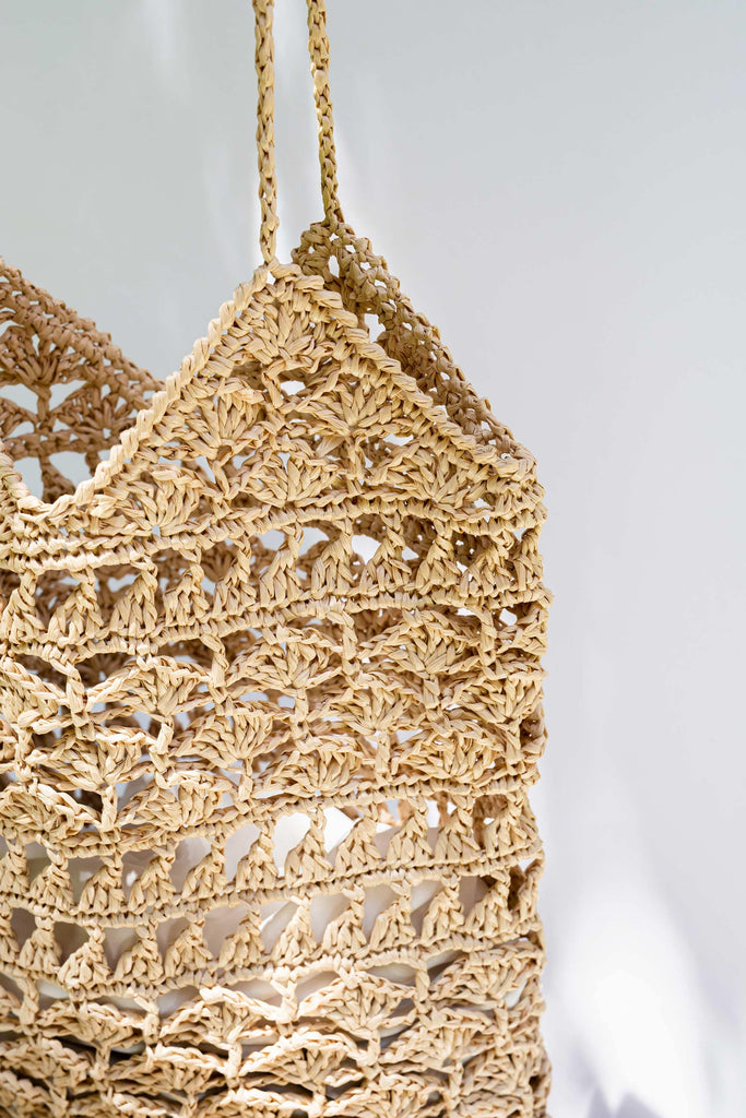 The raffia anemone tote bag in natural color
