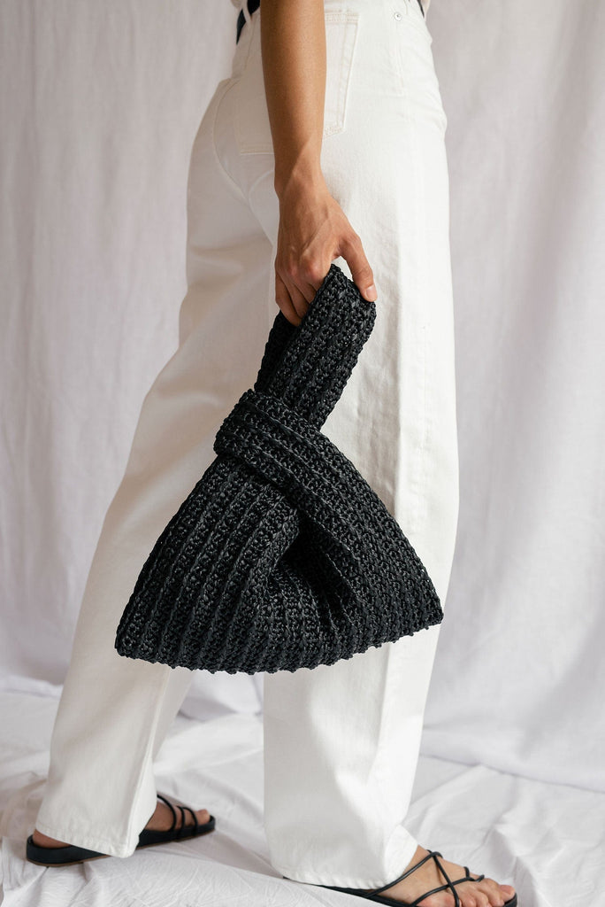The raffia knot bag in black color