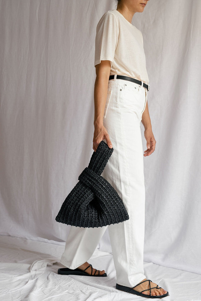 The raffia knot bag in black on model