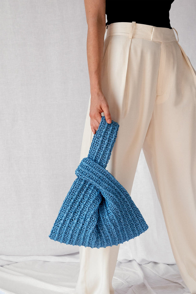 Raffia knot bag in blue