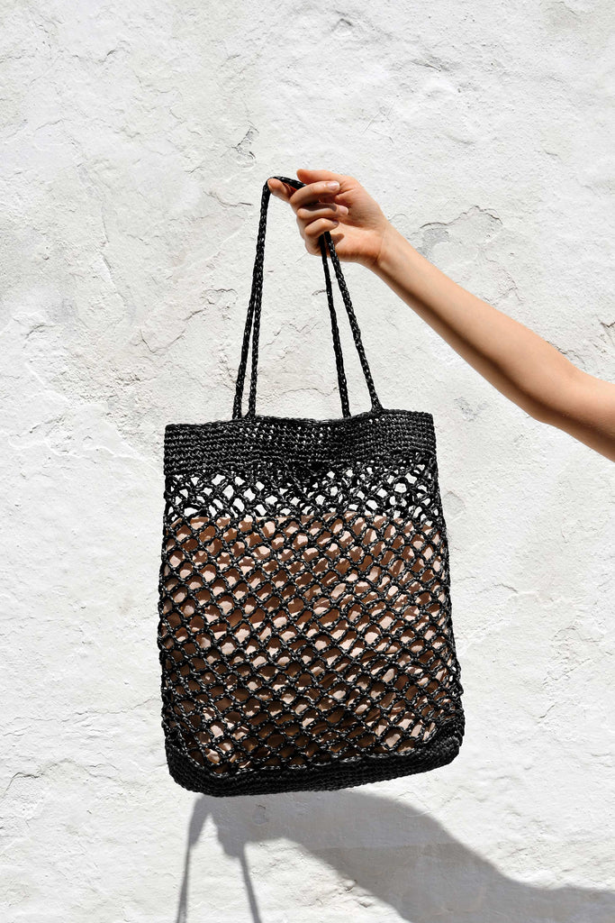 The raffia net bag in black color