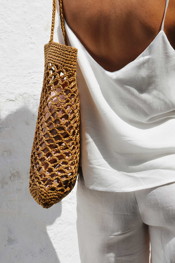 Side view of the raffia net tote bag