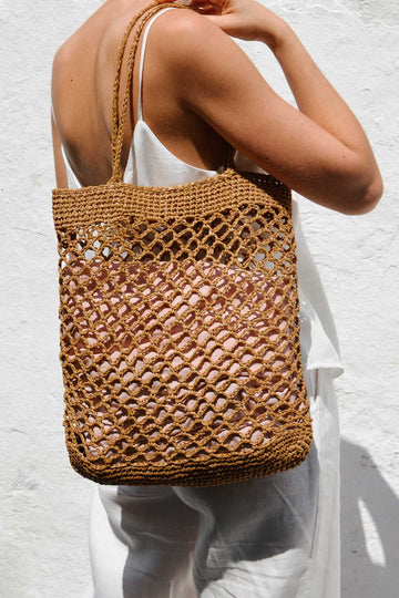 The crochet Raffia Net Bag on model