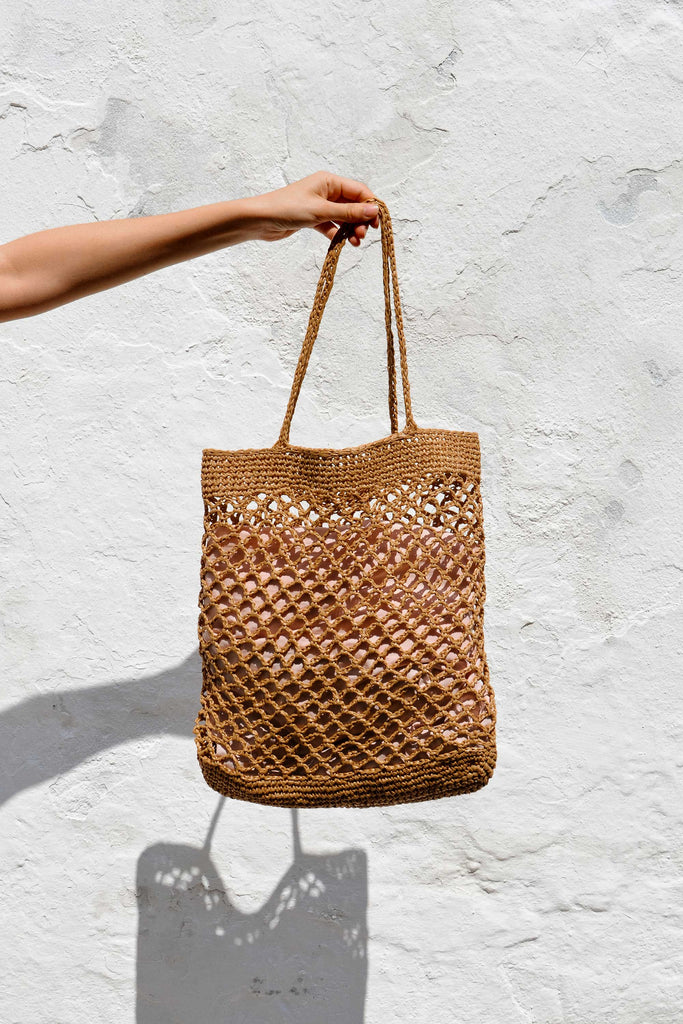 The raffia net bag in tan color