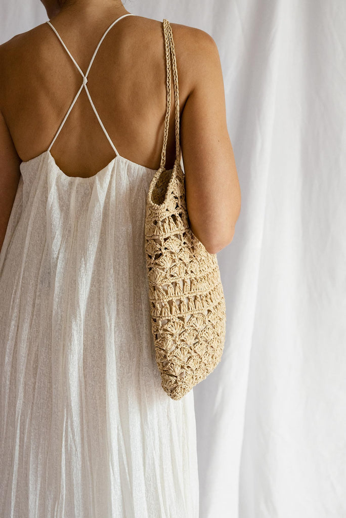Side view of the raffia anemone tote in natural color