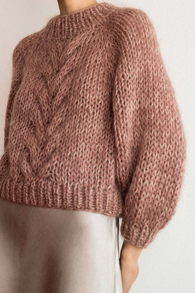 The voluminous sleeves of the chunky braid sweater in lavender